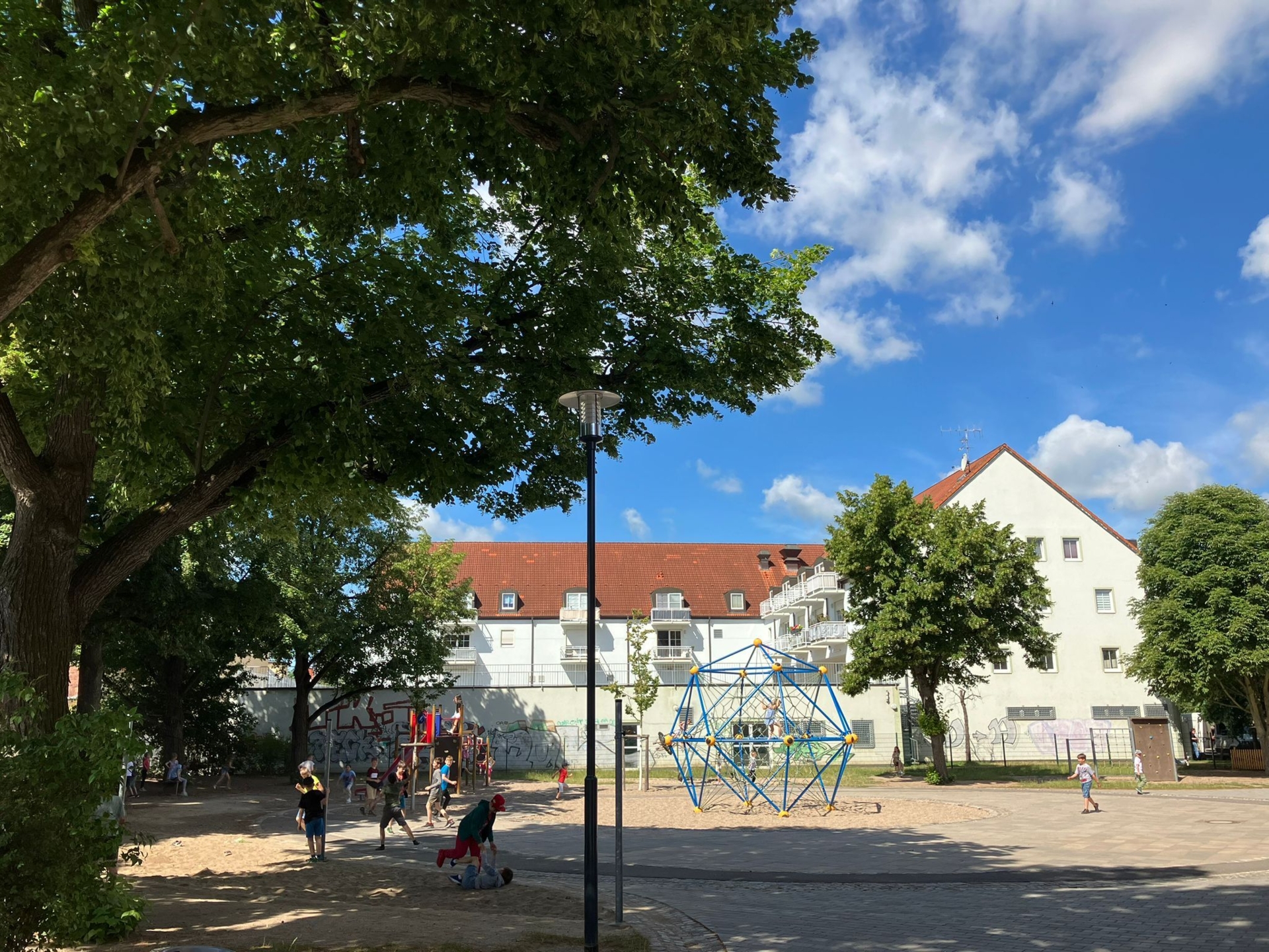 Schulhof  (Bild vergr&ouml;&szlig;ern)