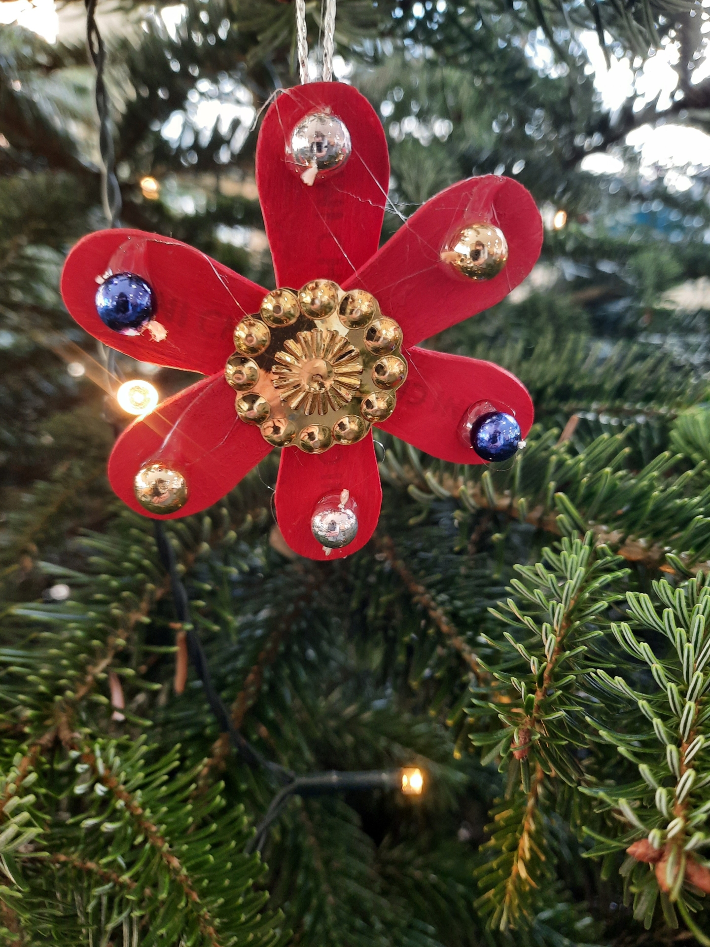 Foto der Galerie: Kl. 1 - Weihnachtsbaumschmuck aus Eisstäbchen