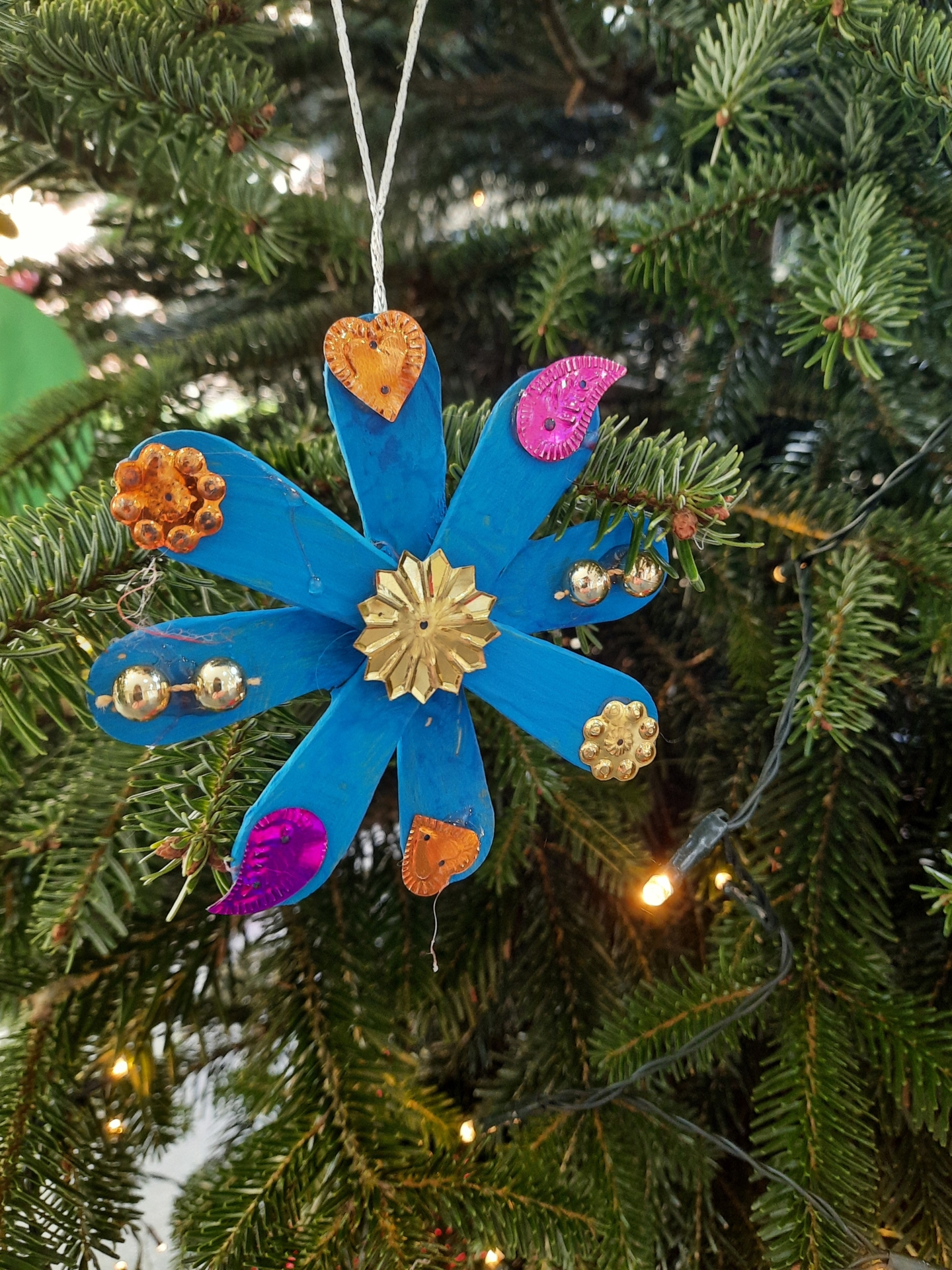 Foto der Galerie: Kl. 1 - Weihnachtsbaumschmuck aus Eisstäbchen