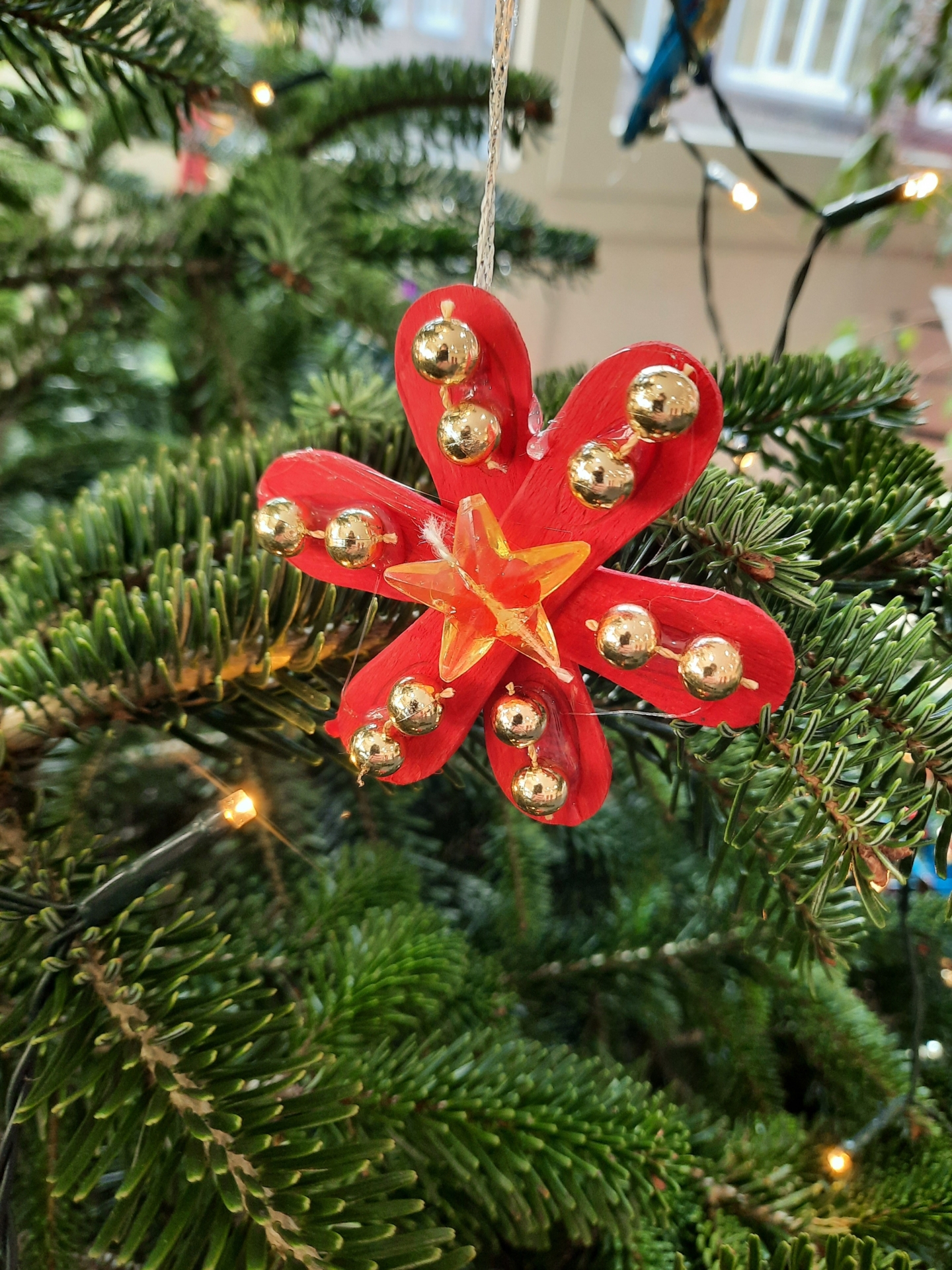 Foto der Galerie: Kl. 1 - Weihnachtsbaumschmuck aus Eisstäbchen