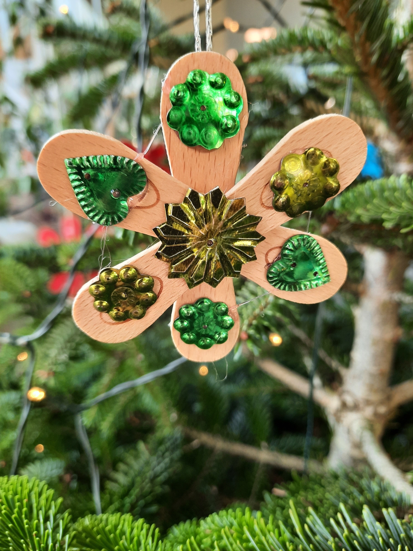 Foto der Galerie: Kl. 1 - Weihnachtsbaumschmuck aus Eisstäbchen