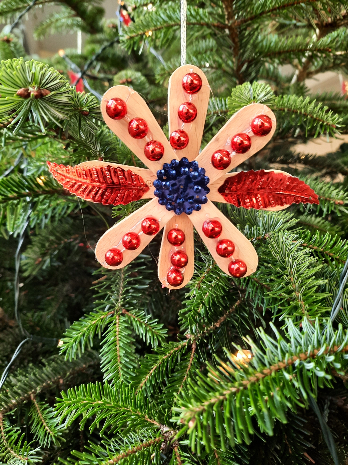 Foto der Galerie: Kl. 1 - Weihnachtsbaumschmuck aus Eisstäbchen