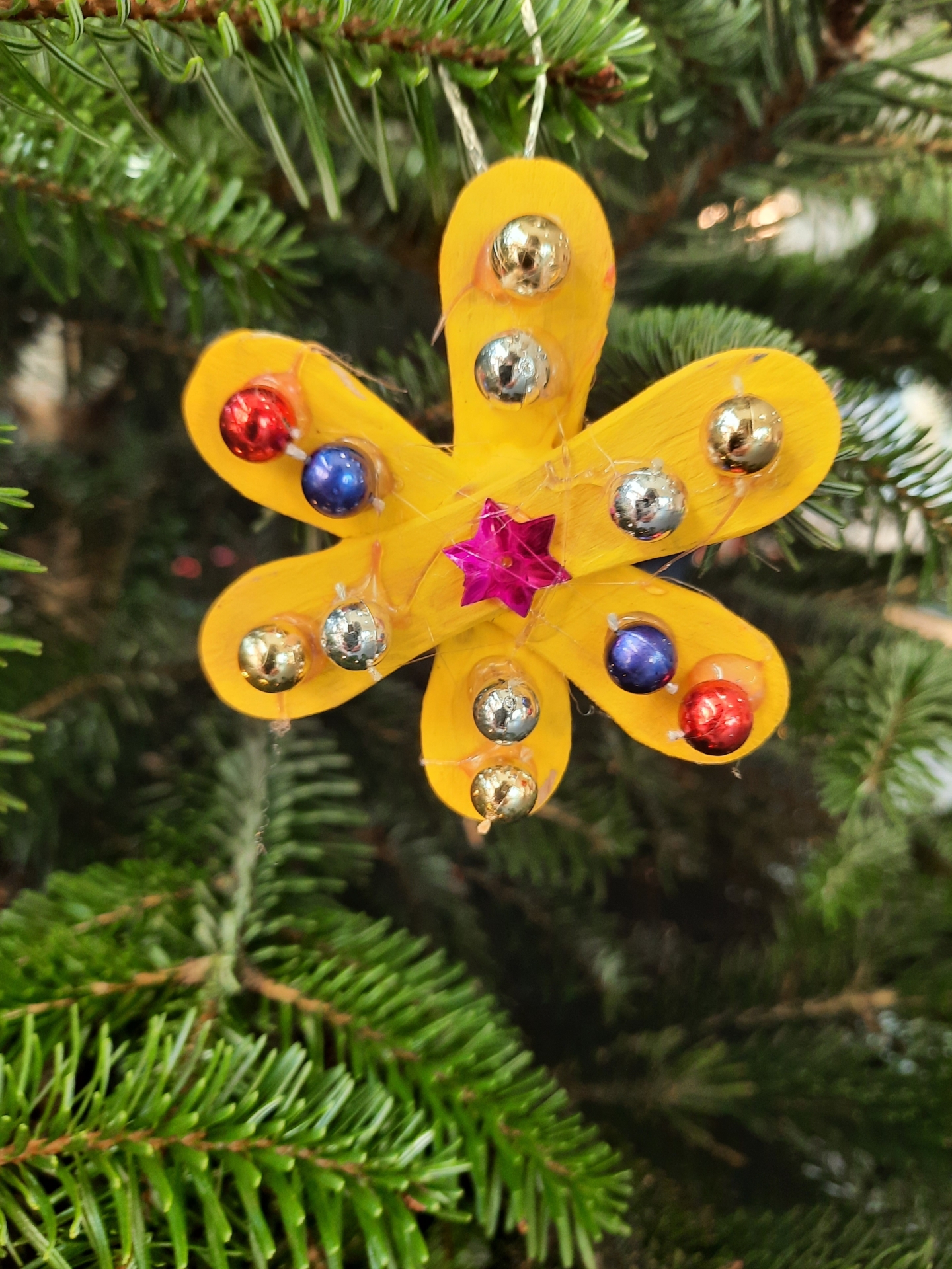 Foto der Galerie: Kl. 1 - Weihnachtsbaumschmuck aus Eisstäbchen