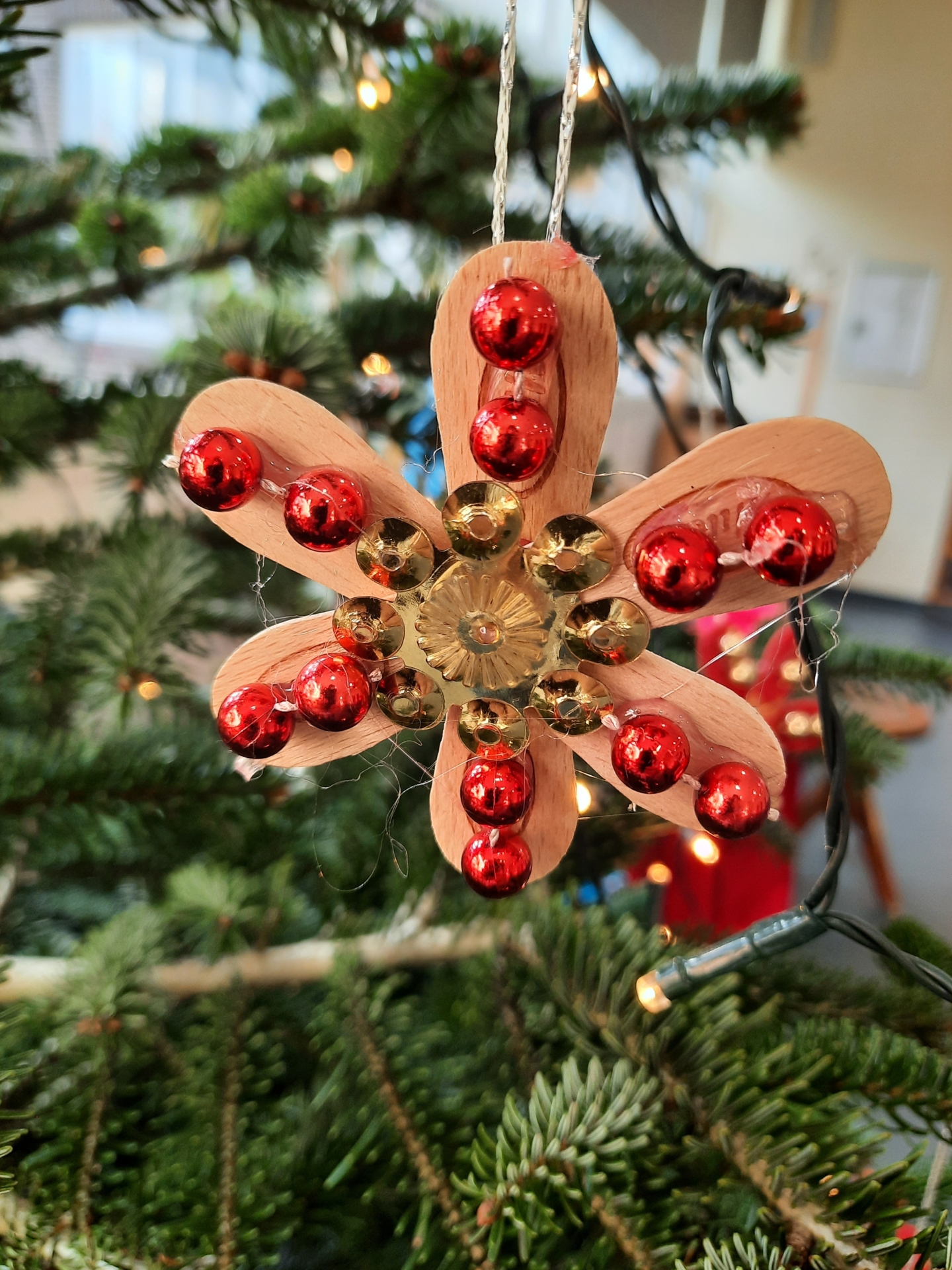 Foto der Galerie: Kl. 1 - Weihnachtsbaumschmuck aus Eisstäbchen