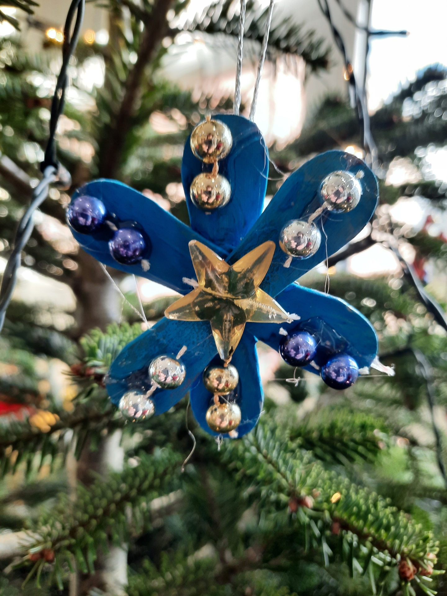 Foto der Galerie: Kl. 1 - Weihnachtsbaumschmuck aus Eisstäbchen