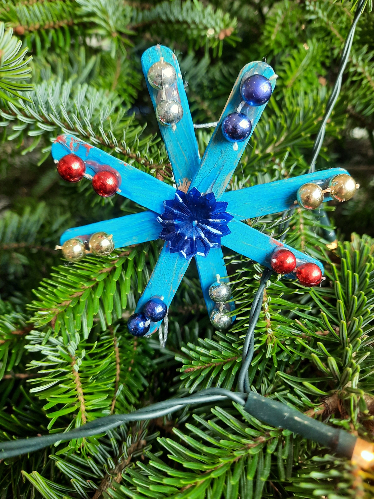 Foto der Galerie: Kl. 1 - Weihnachtsbaumschmuck aus Eisstäbchen