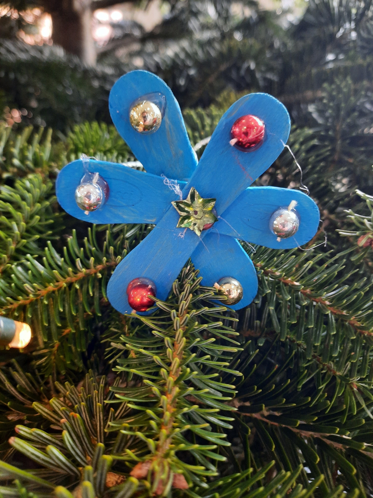 Zur Galerie: Kl. 1 - Weihnachtsbaumschmuck aus Eisstäbchen