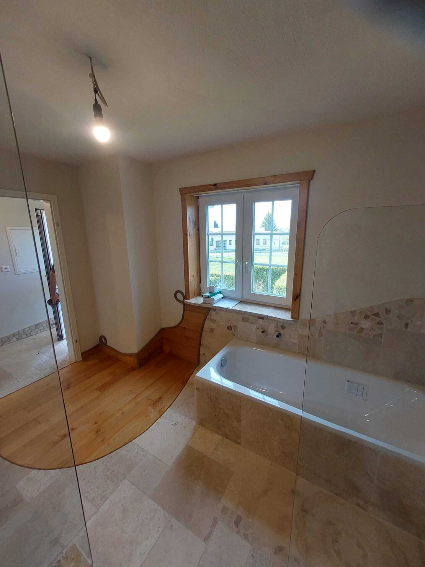 Bild: Badezimmer mit Naturstein