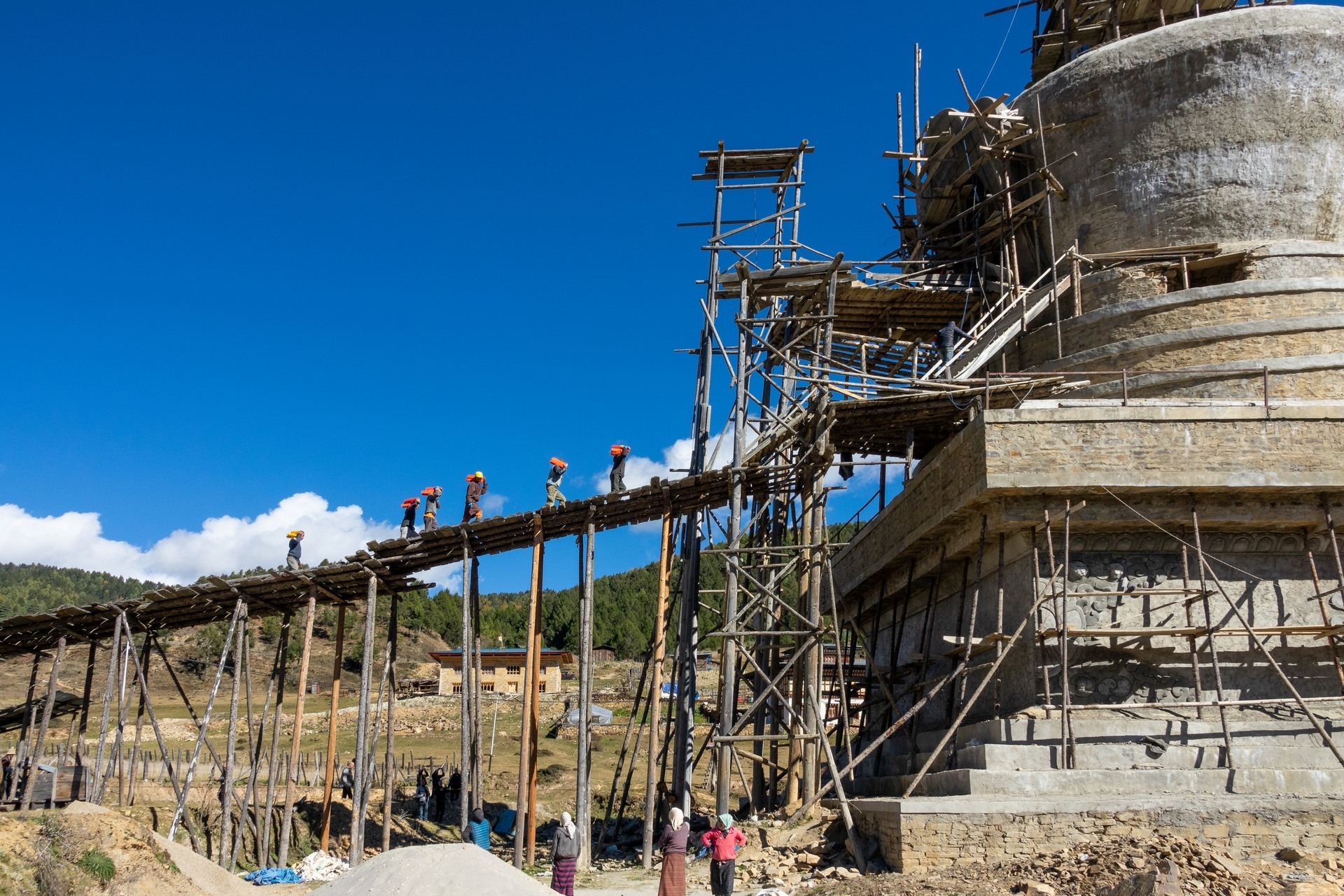 Bhutan - Stupa im Bau  (Bild vergr&ouml;&szlig;ern)