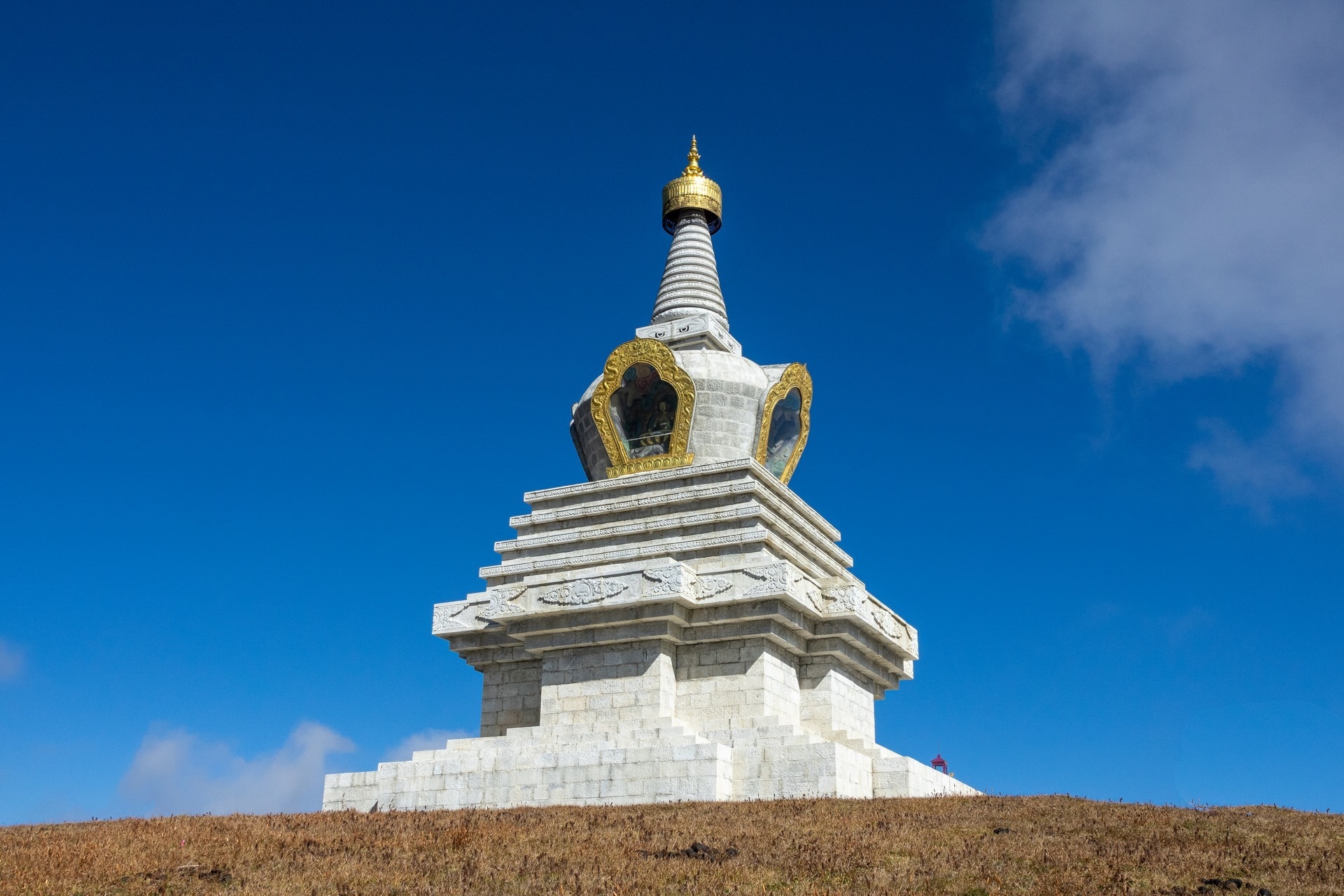 Stupa am Chelela Pass  (Bild vergr&ouml;&szlig;ern)