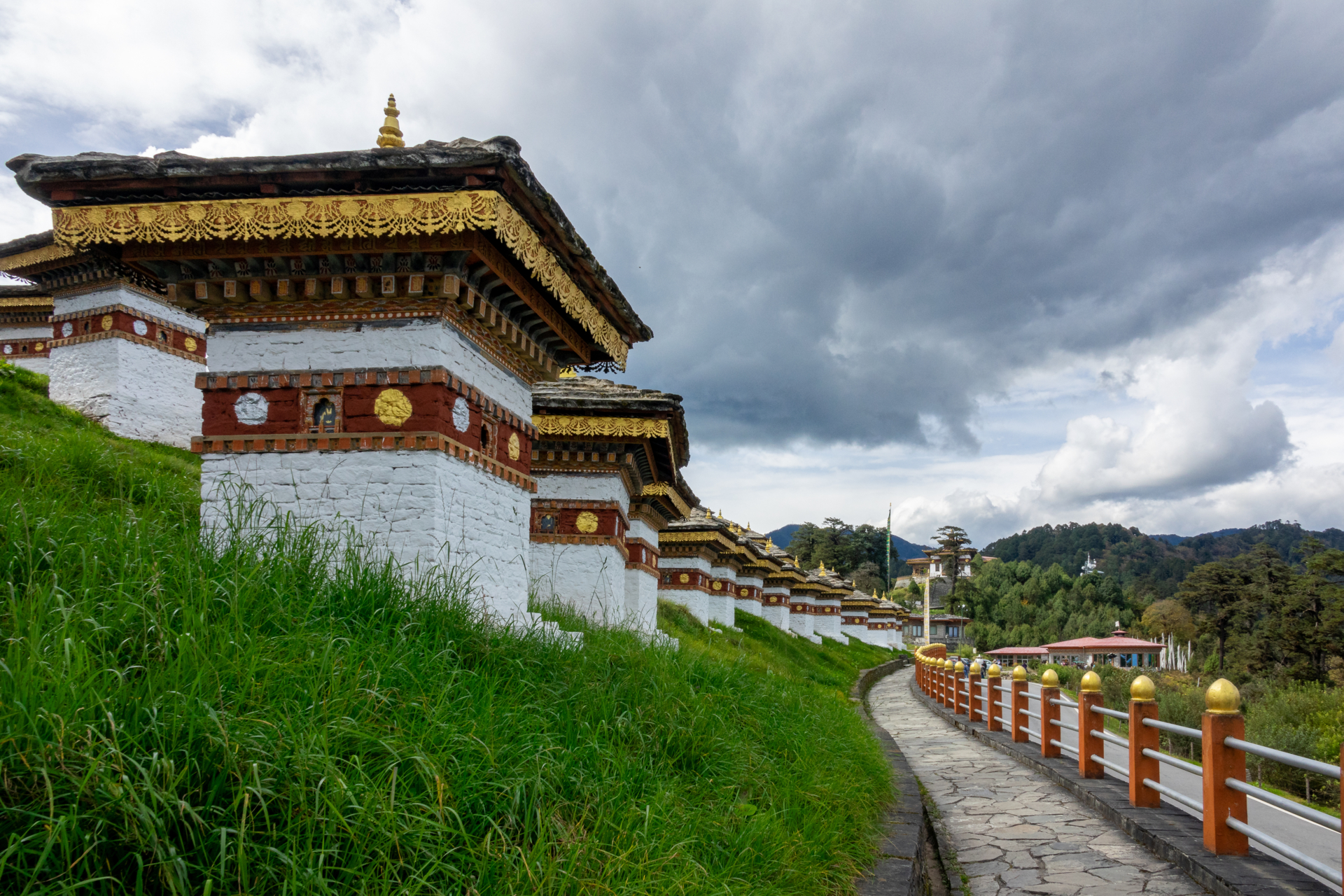 Thimphu - 108 Chorten am Dochula Pass  (Bild vergr&ouml;&szlig;ern)