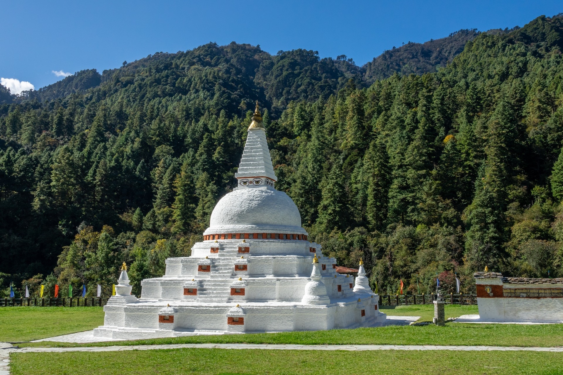 Trongsa - Chendebji Chorten  (Bild vergr&ouml;&szlig;ern)