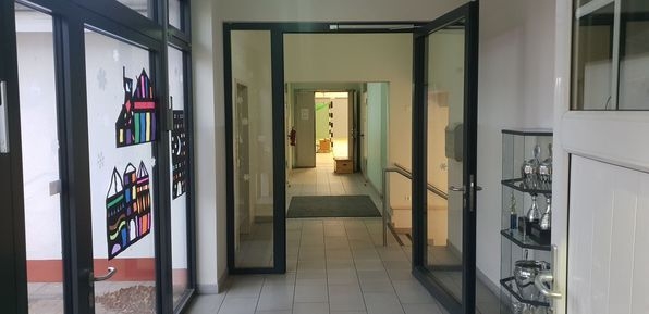 Zur Galerie: Übergang zur Sporthalle