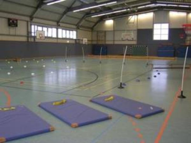 Foto der Galerie: Sportplatz und Sporthalle