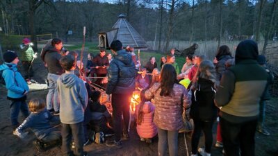 Vorschaubild: Gruppe am Lagerfeuer