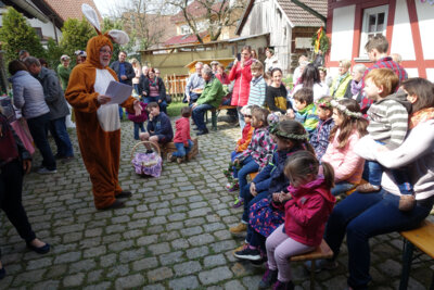 Vorschaubild: Frühlingserwachen-Osterhase mit seinem Publikum