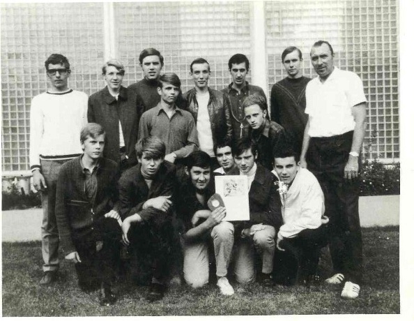Bild: 1970 stehend: Harald Tillmann, Eckard Schilder, Eberhard Schilder, Johannes Gräf,Heinz G Schlüter, ?, Manfred Stemann, Klaus Ziese, Trainer Konrad Ziese, kniend: Walter Drewer, Werner Maas, Herbert Kirchhoff, Detlef Brune, Karl H. Goebel, Heinz J. Bals