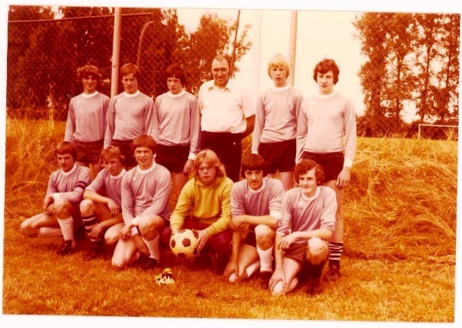 Bild: 1975 stehend:
