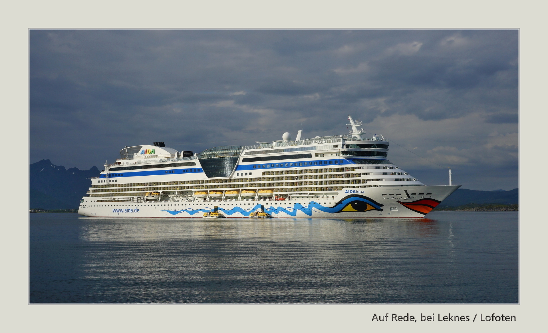 AIDAluna auf den Lofoten  (Bild vergr&ouml;&szlig;ern)