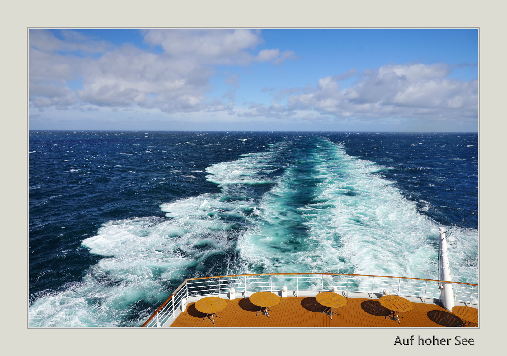 AIDAluna auf hoher See  (Bild vergr&ouml;&szlig;ern)