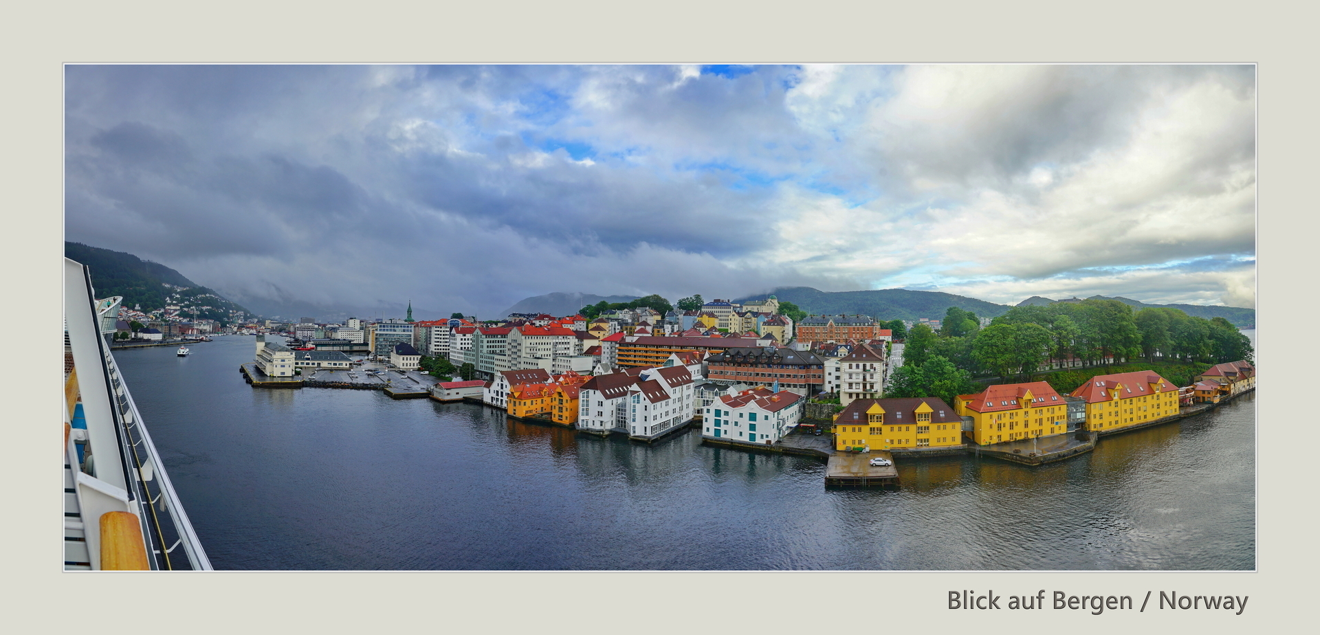 Einlaufen in Bergen Norwegen  (Bild vergr&ouml;&szlig;ern)