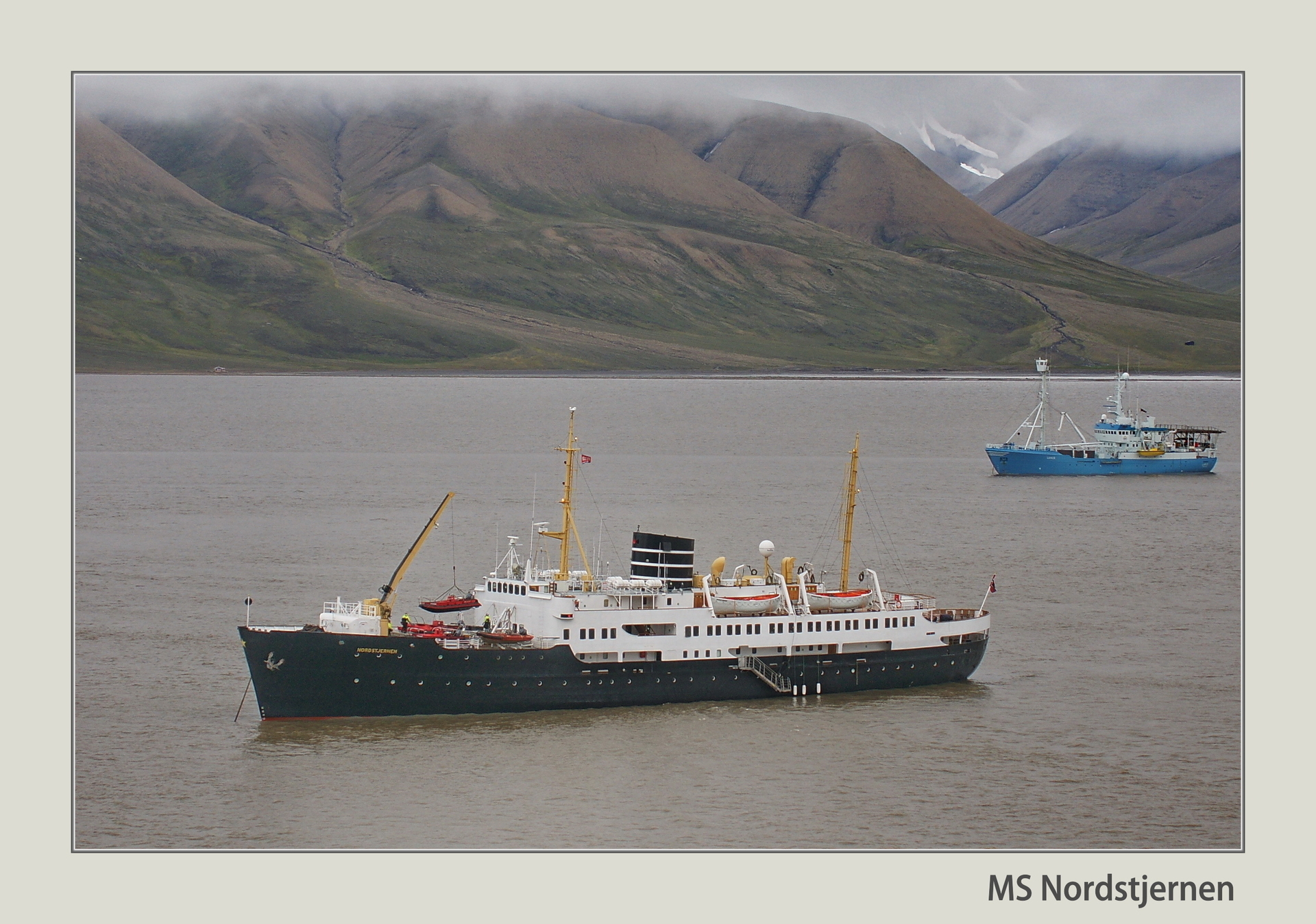 MS Nordstjernen in Longyearbyen  (Bild vergr&ouml;&szlig;ern)