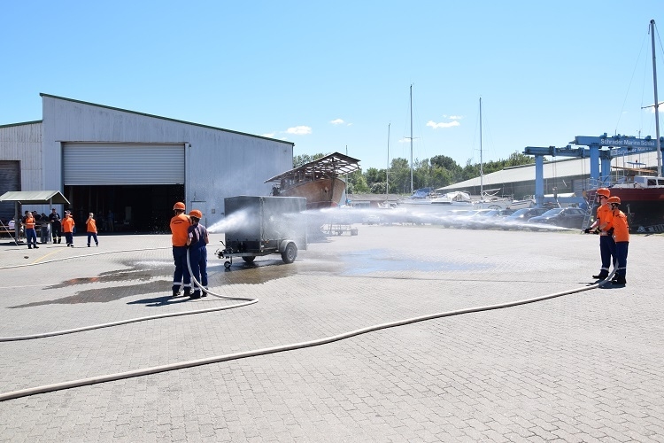 Jugenfeuerwehr beim L&ouml;scheinsatz  (Bild vergr&ouml;&szlig;ern)