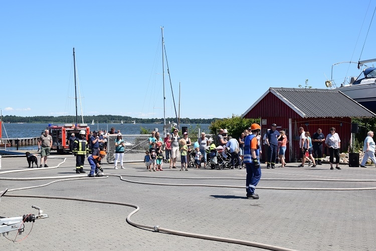 Jugenfeuerwehr beim L&ouml;scheinsatz (2)  (Bild vergr&ouml;&szlig;ern)