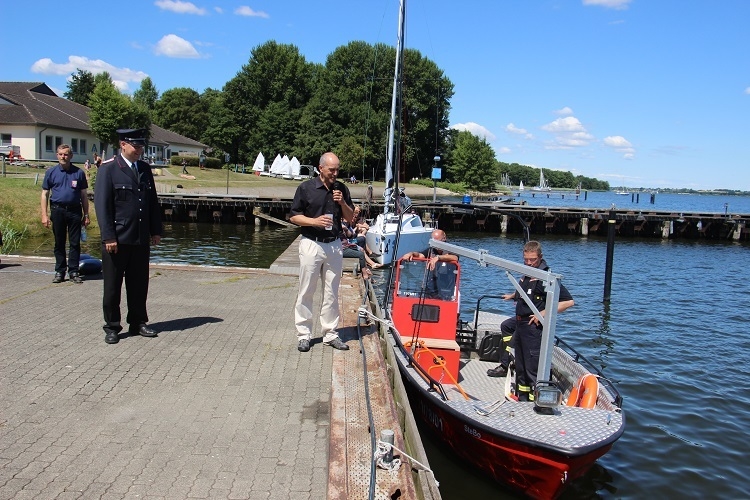 Taufe Feuerwehrboot 1  (Bild vergr&ouml;&szlig;ern)