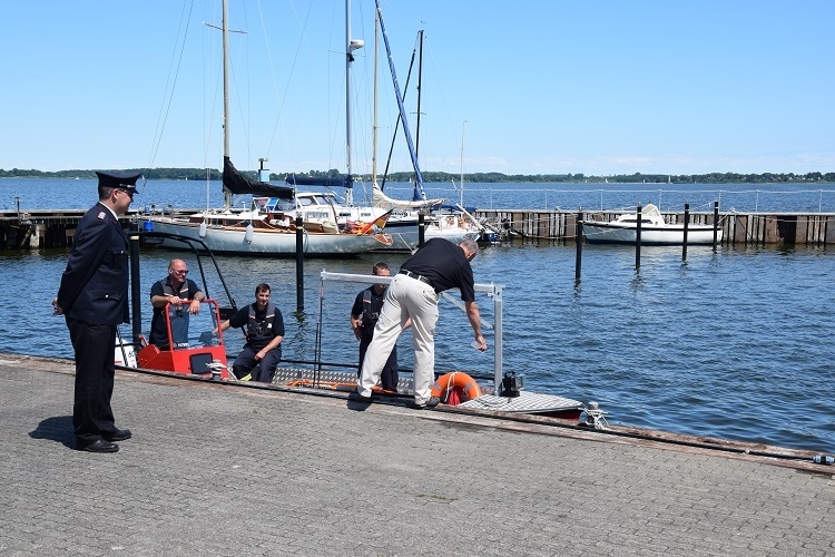Taufe Feuerwehrboot 2  (Bild vergr&ouml;&szlig;ern)