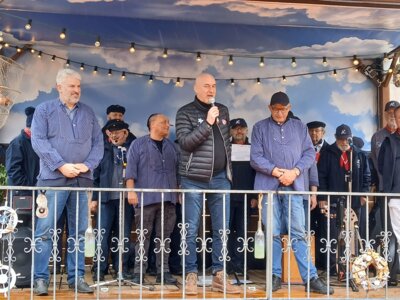 Vorschaubild: Dann übernahm Martin Cernan die Moderation, mit ihm auf der Bühne Bürgermeister Thomas Lang, Thorsten Niebuhr aus Hamburg und der Leiter des Verbands Nordbayern der Marktkaufleute Georg Bernhard.