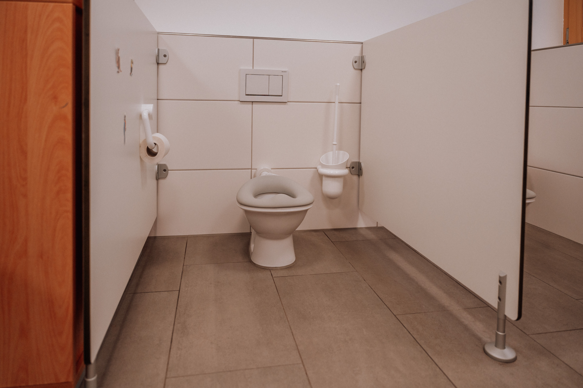 nat&uuml;rlich gibts es auch extra kleine Toiletten im Krippenbad.  (Bild vergr&ouml;&szlig;ern)