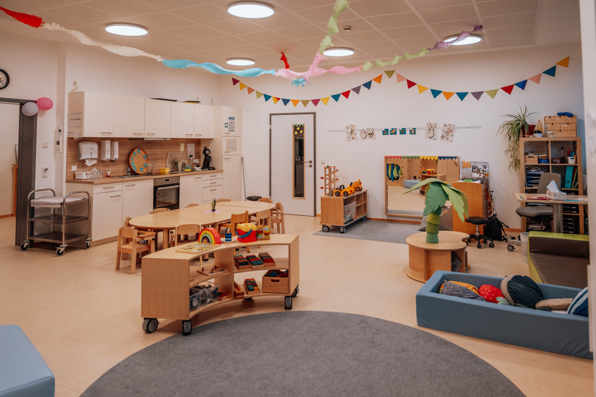 Die beiden aktuell genutzten Gruppenr&auml;ume verf&uuml;gen &uuml;ber mehrere Spielbereiche. Alles ist auf die Bed&uuml;rfnisse der Kinder ausgelegt.  (Bild vergr&ouml;&szlig;ern)