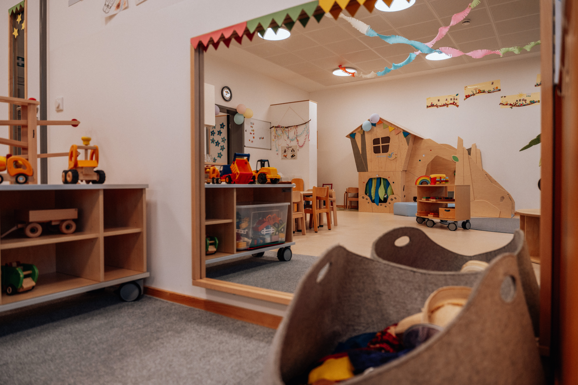 Im Krippenalter geht es viel um das eigene Empfinden, um Gef&uuml;hle und das Erlernen von Sozialkompetenzen. Ein gro&szlig;er Spiegel, in dem man sich selbst und andere Kinder beobachten kann, hilft bei dieser Entwicklung.  (Bild vergr&ouml;&szlig;ern)