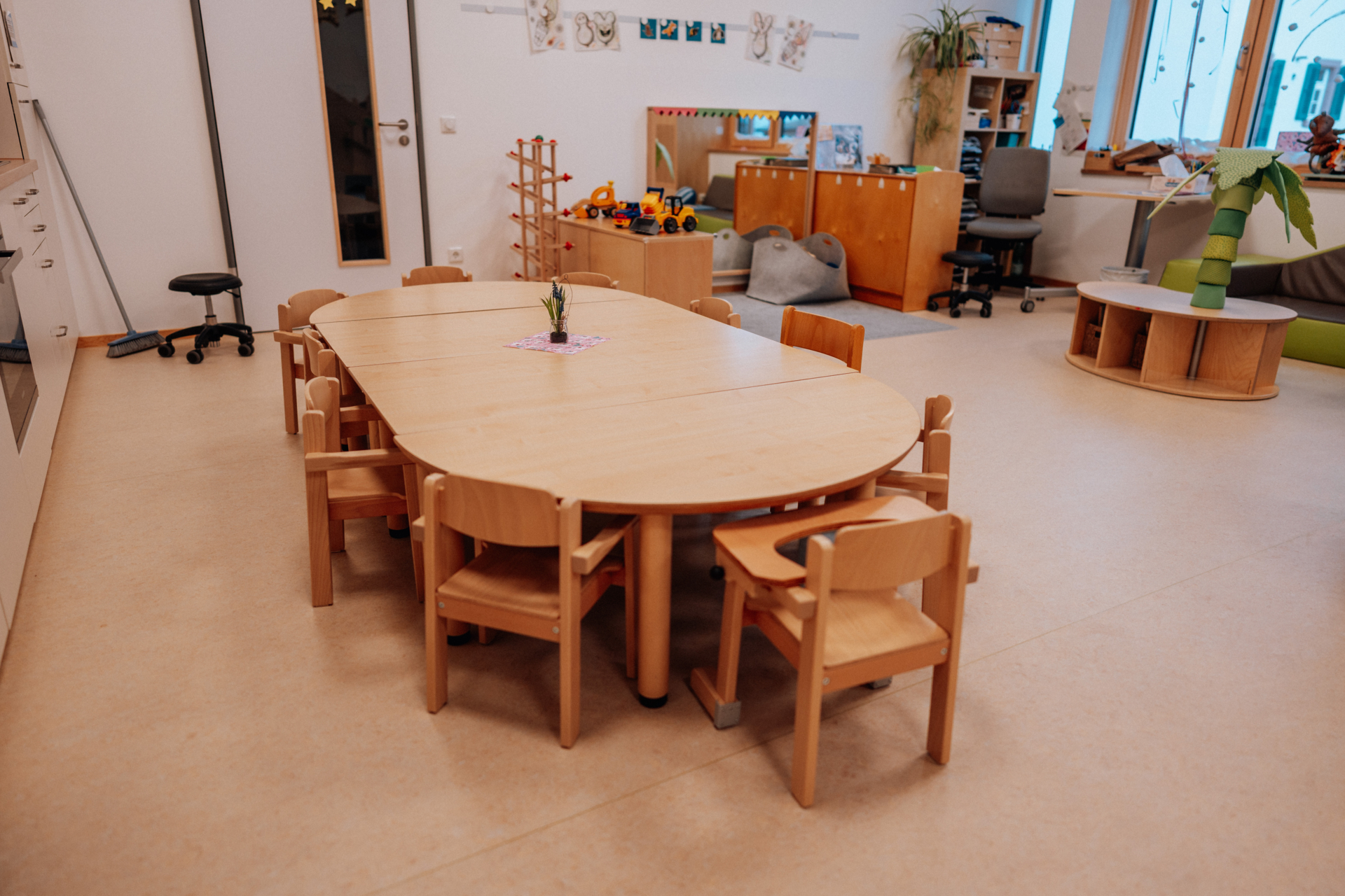 Die Mahlzeiten nehmen wir gemeinsam am Esstisch ein. Damit jedes Kind entsprechend seiner Bed&uuml;rfnisse gut sitzen kann, haben wir verschiedene St&uuml;hle mit oder ohne Armlehnen, mit Kippschutz, mit B&uuml;gel usw.  (Bild vergr&ouml;&szlig;ern)