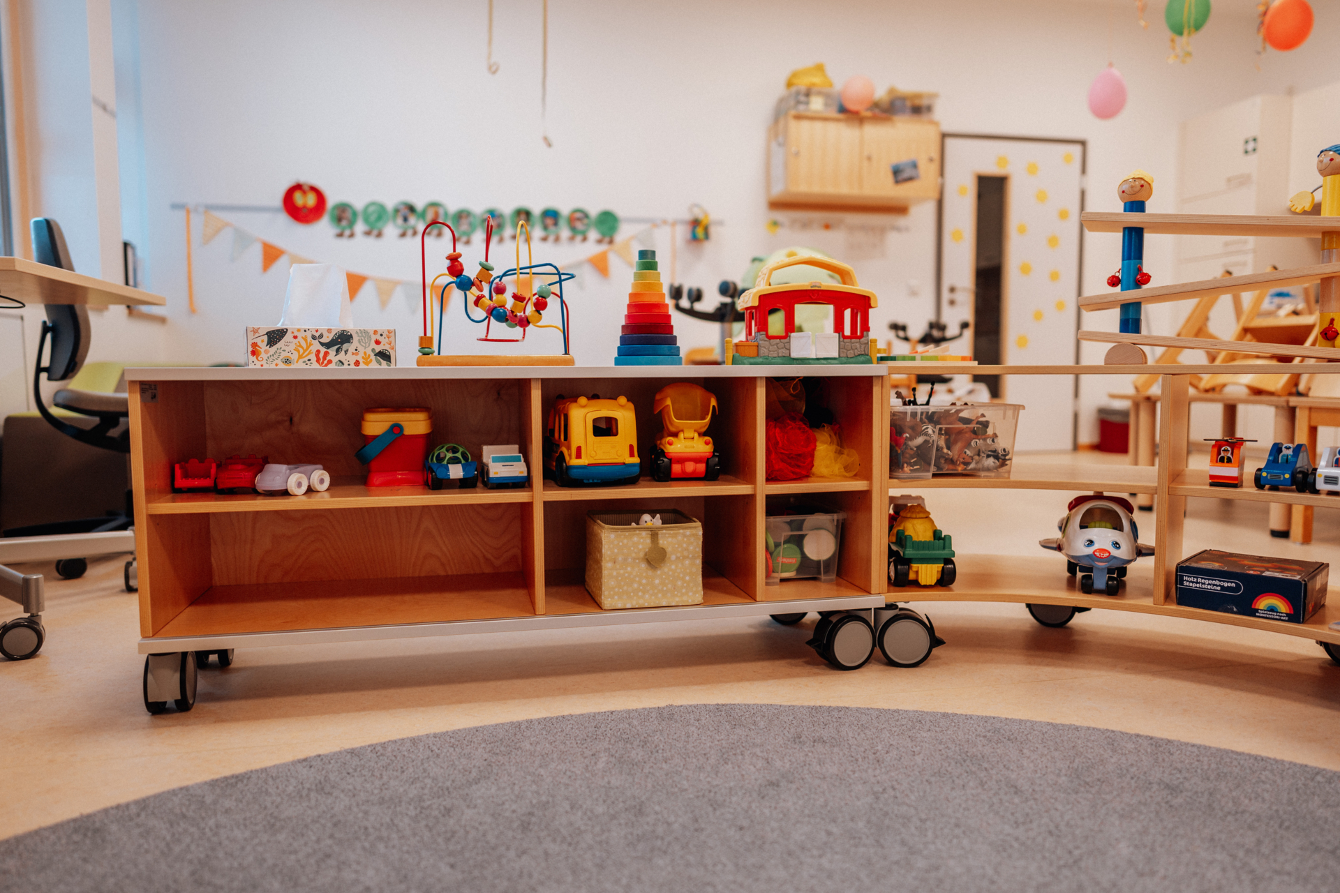Bei unseren Spielsachen achten wir auf viele verschiedene Materialien, Farben und Formen. Die Spielsachen sind auf die Bed&uuml;rfnisse und Lebenswelten der Kinder angepasst.  (Bild vergr&ouml;&szlig;ern)