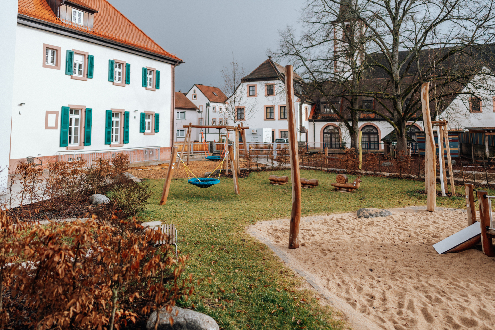 In unseren Au&szlig;enbereich gehen wir gerne. Hier k&ouml;nnen wir Schaukeln, im Sand spielen, es entstehen kleine Rollenspiele uvm.  (Bild vergr&ouml;&szlig;ern)