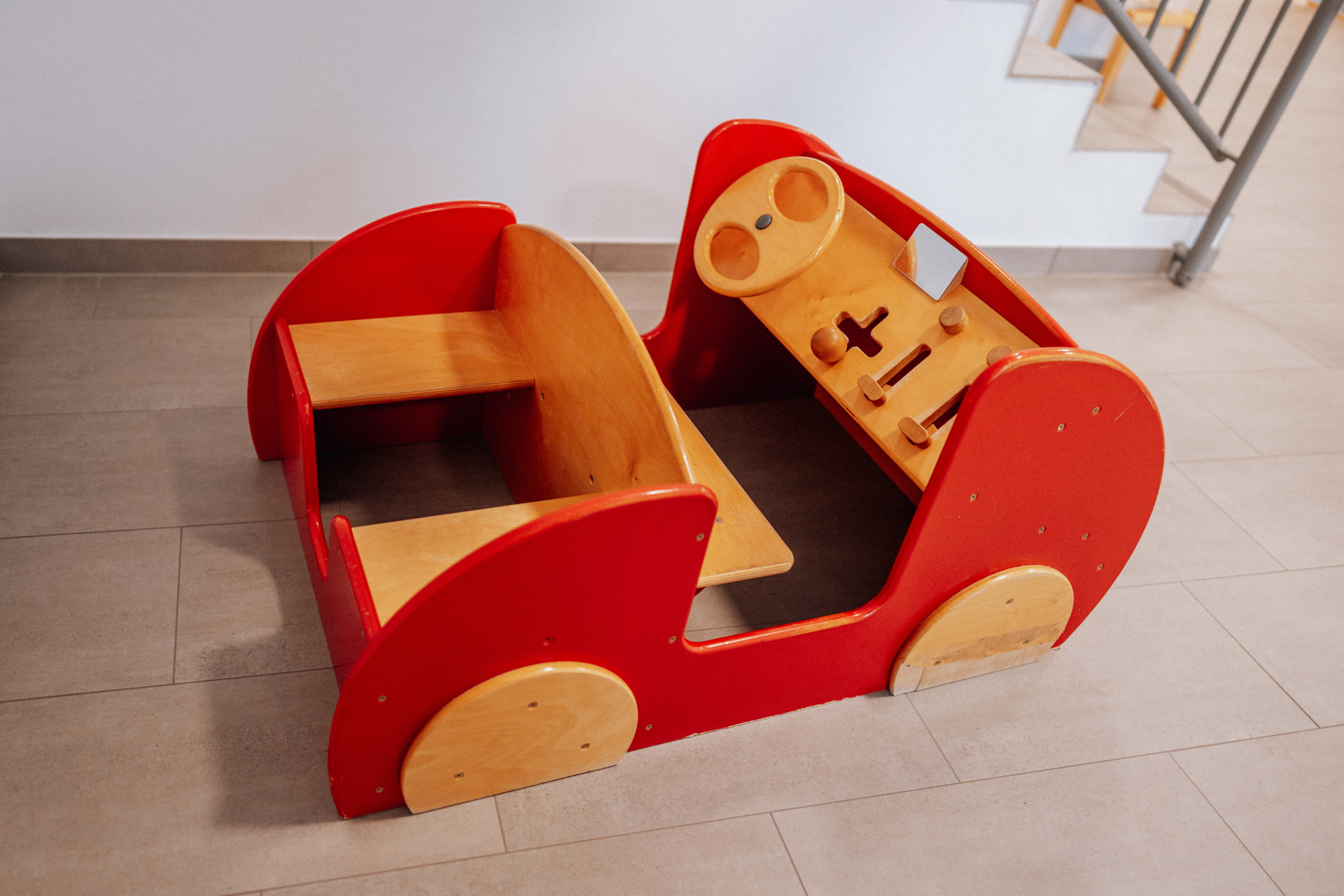 Auch im hinteren Flurbereich kann gespielt werden. z. B. mit diesem gro&szlig;en Auto oder Balanciersteinen.  (Bild vergr&ouml;&szlig;ern)