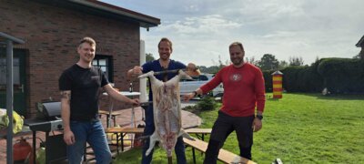 Vorschaubild: Group and fresh pig