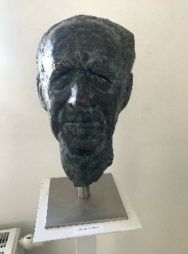 T&auml;ve Schur&ldquo; Bronze,  fehlendes Bild vom Plakat: &bdquo;Stefan Heym&ldquo;, Bronze,  (Bild vergr&ouml;&szlig;ern)