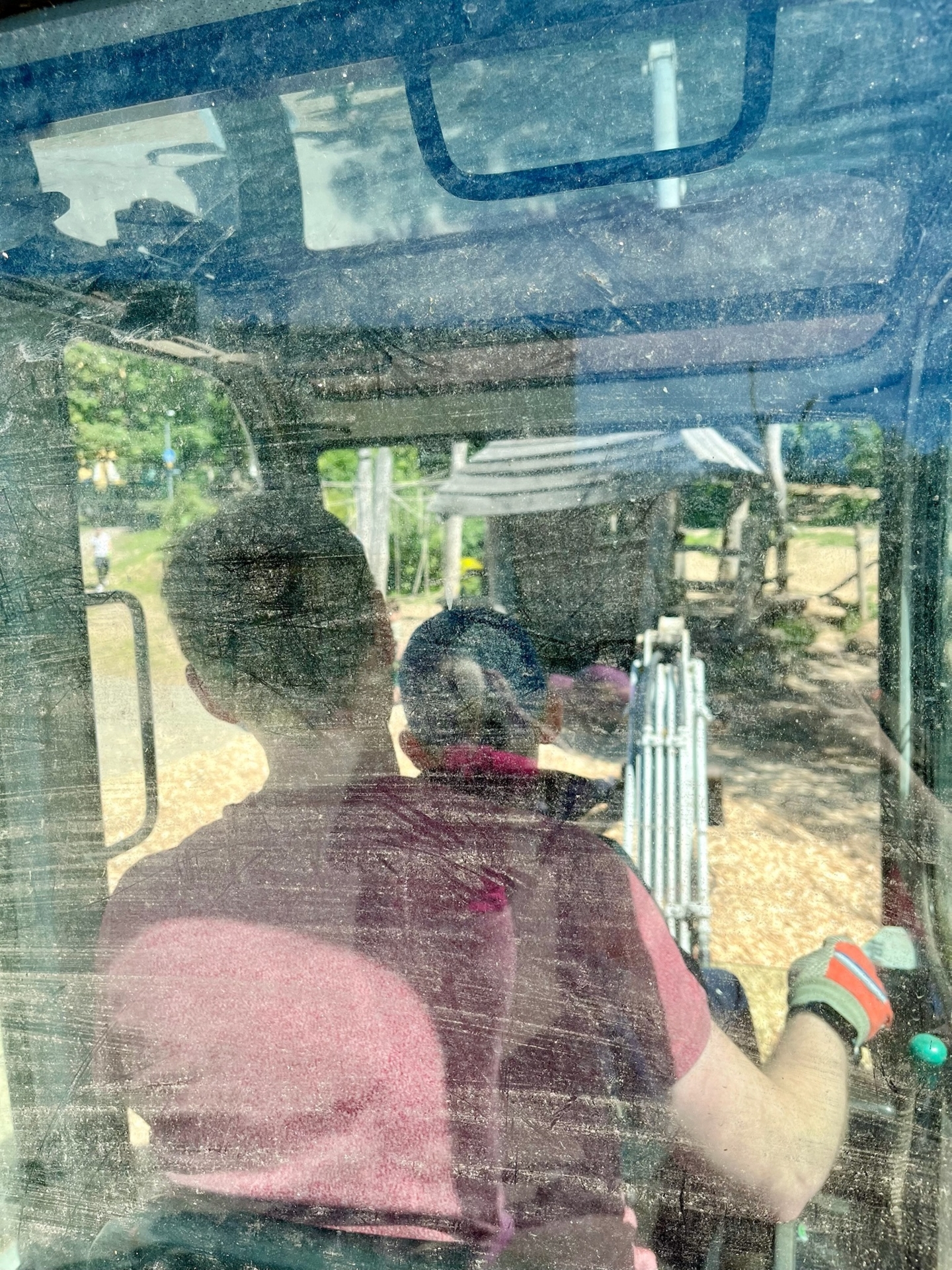 Bild: Baggerfahren fasziniert Groß und Klein