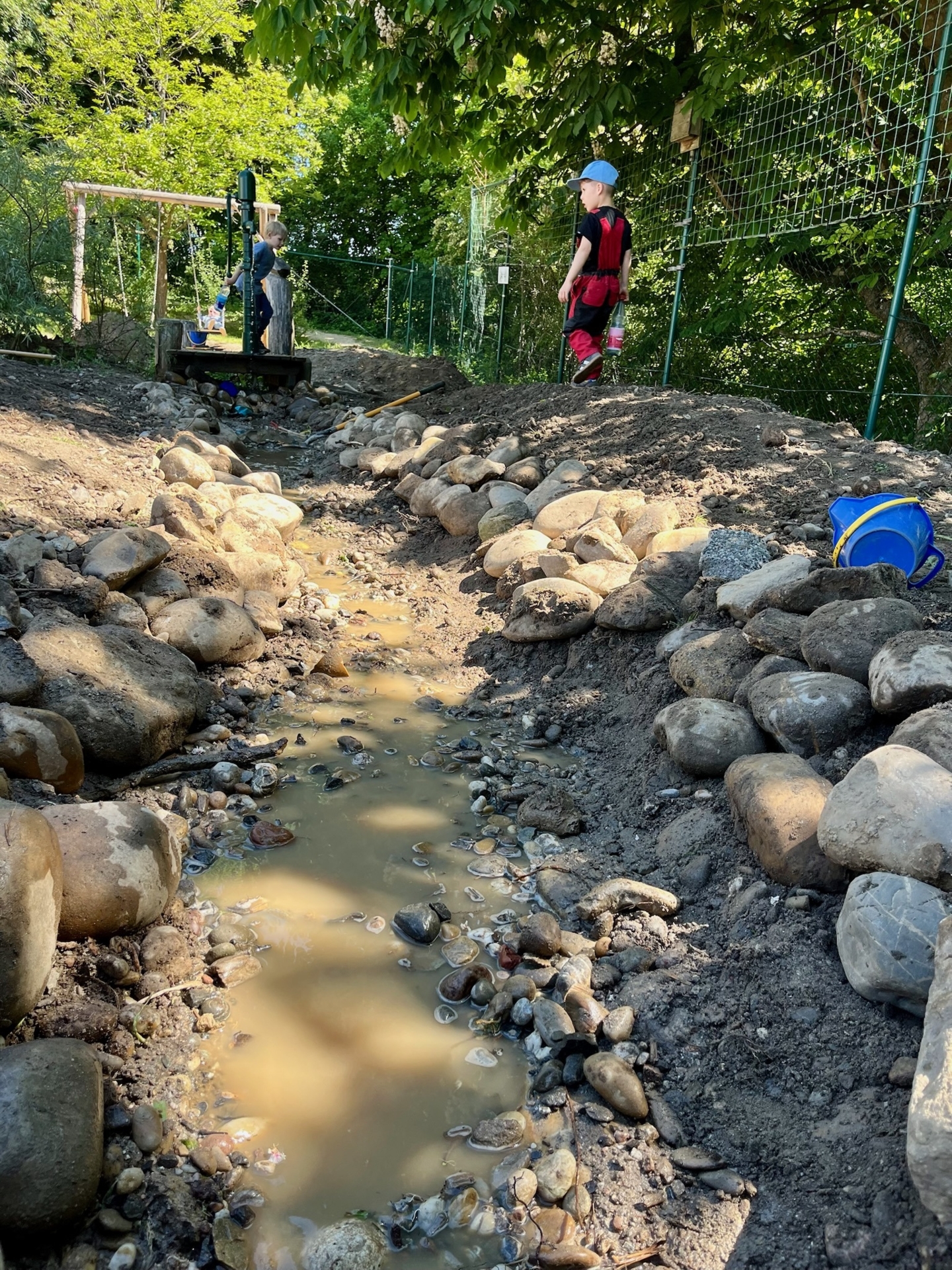 Bild: Naturnaher Bachlauf auf dem Schullhof der Montessori Kronberg