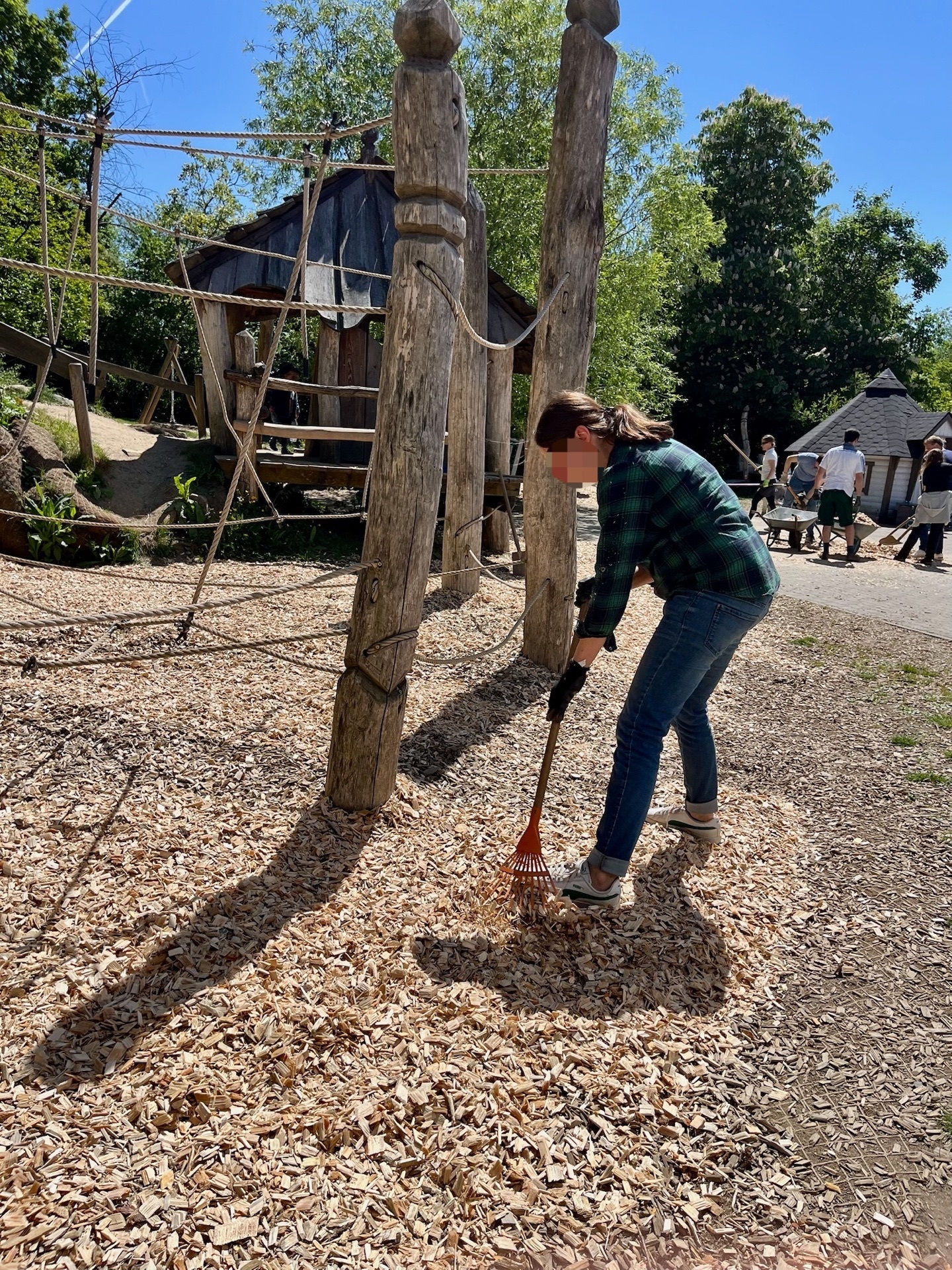 Bild: Verteilung der Holzschnitzel unter den Spielgeräten