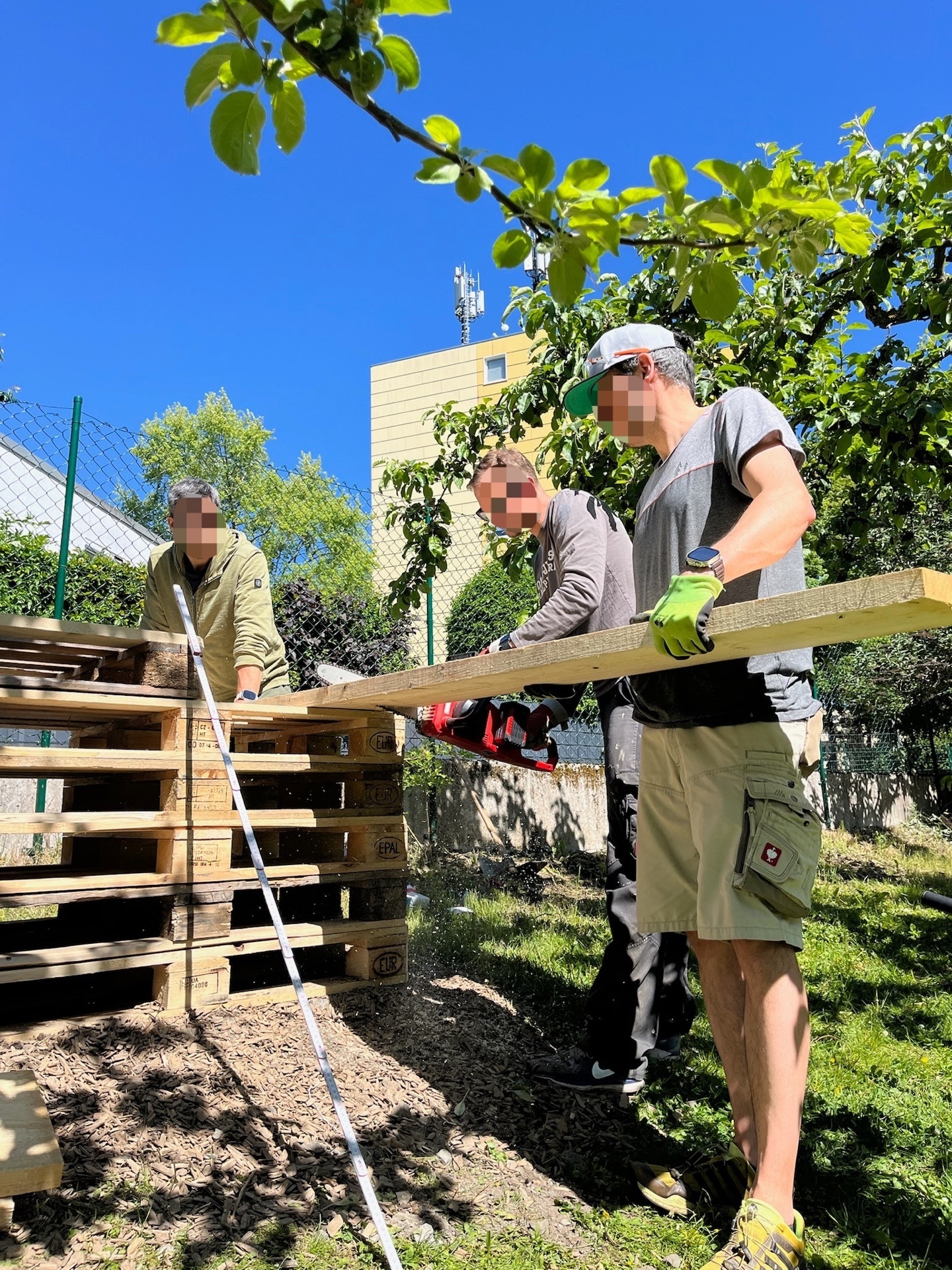 Bild: Bau des Bienenhotels der Montessori Kronberg
