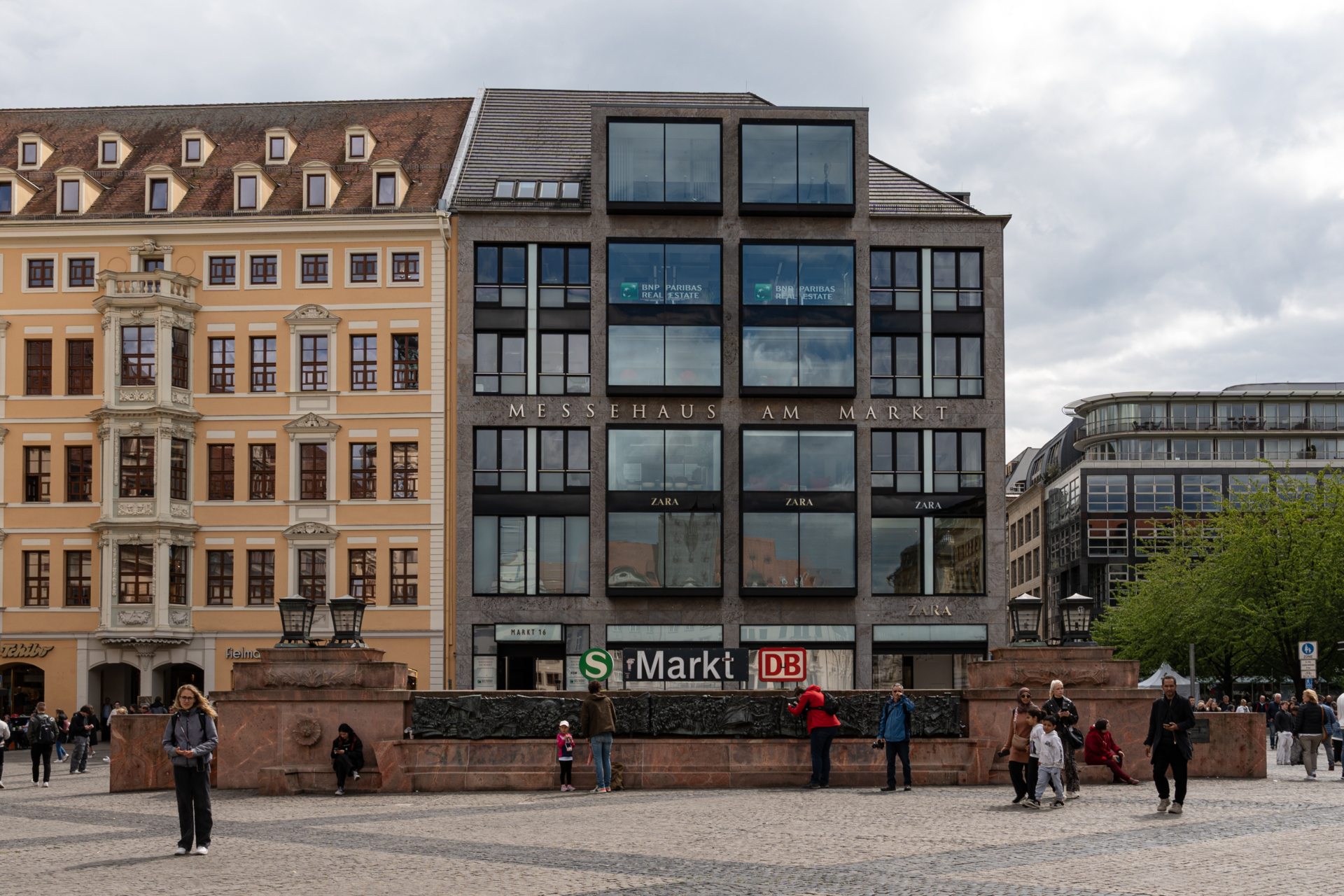 Angela F&ouml;rster - Auf dem Marktplatz  (Bild vergr&ouml;&szlig;ern)