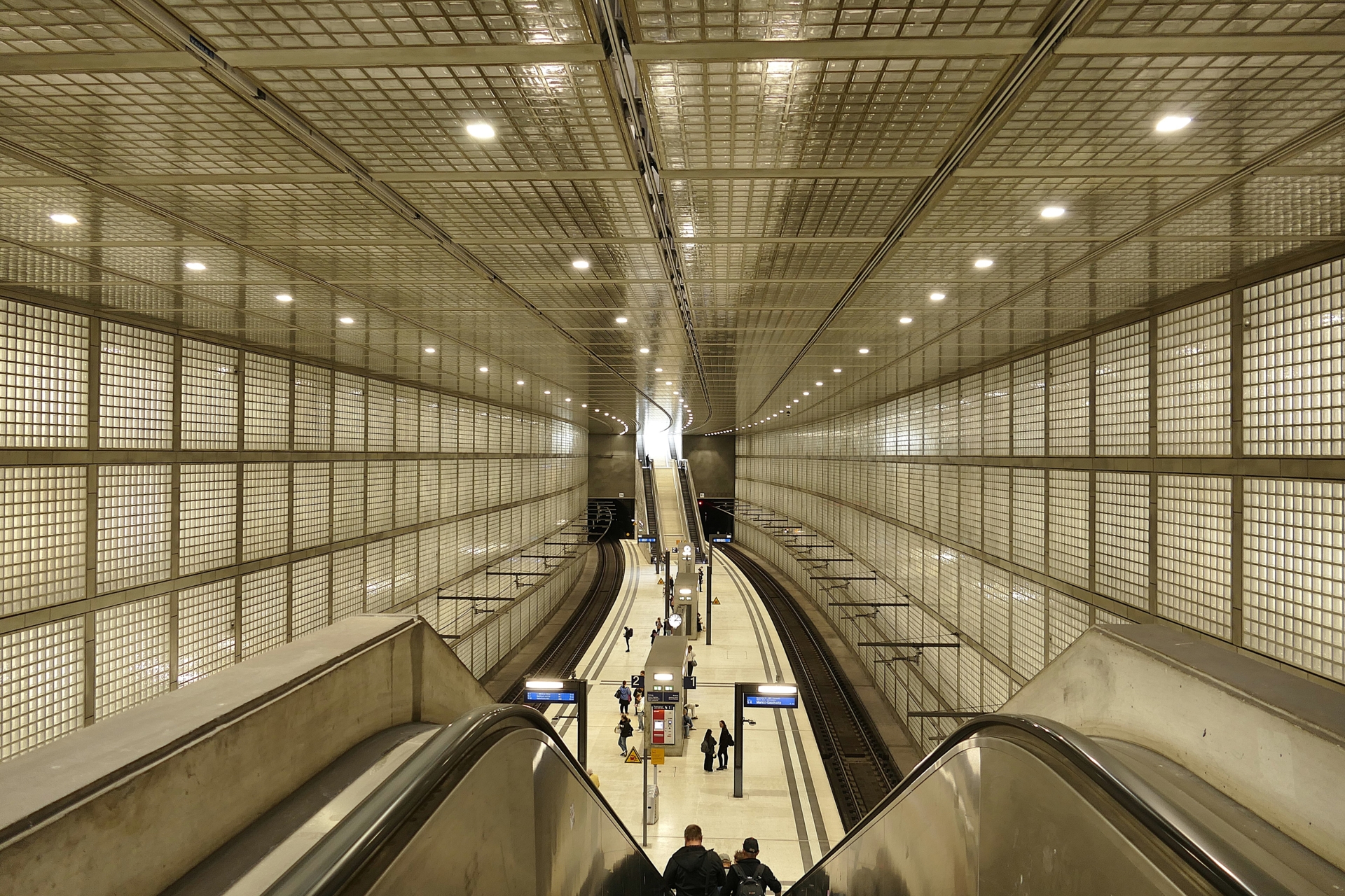 J&uuml;rgen Thierbach - U-Bahn Station  (Bild vergr&ouml;&szlig;ern)