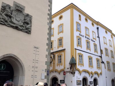 Vorschaubild: Auch das Gebäude mit dem Glasmuseum und dem Hotel Wilder Mann blickt auf eine bewegte Geschichte seit 1303 zurück