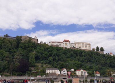 Vorschaubild: Von hier Blick hinauf zur Veste Oberhaus, mit 65.000 qm umbauter Fläche eine der größten Burganlagen Europas. Im Jahre 1219 wurde der Grundstein für den Bau der „Georgsburg“ gelegt. Jahrhunderte lang Sitz der Fürstbischöfe.