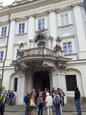 Vorschaubild: Auf der Führung interessante Details zu den historischen Gebäuden. Hier das Bischöfliche Ordinarat, fertig geworden 1730 im Stil des Wiener Spätbarocks