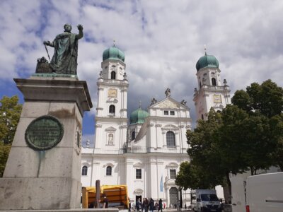 Vorschaubild: Hier der Blick mit dem berühmten Max-Denkmal im Vordergrund, erster bayerischer König, mit dem Rücken zum Dom, weil Blickrichtung München, im Volksmund spöttisch „Regenprüfer“ genannt